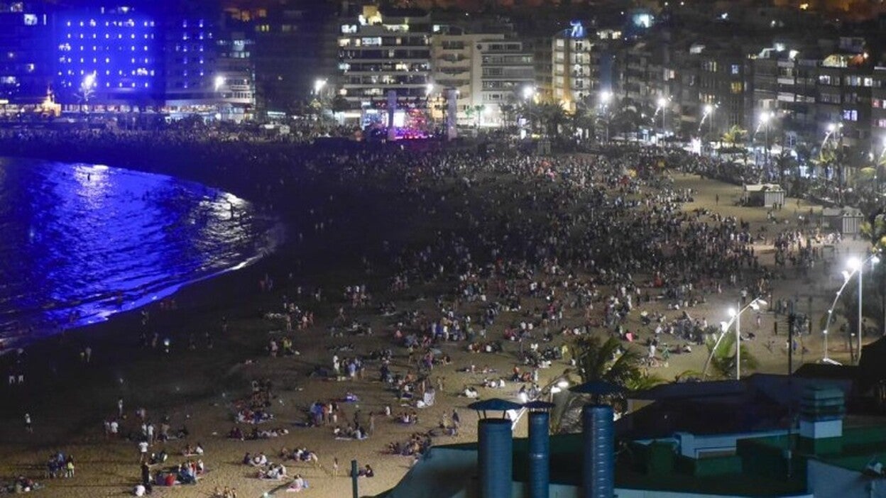 Noche de fuegos en Las Canteras
