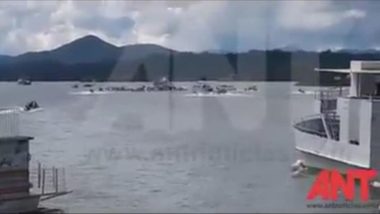 Un barco con 150 turistas naufraga en Colombia