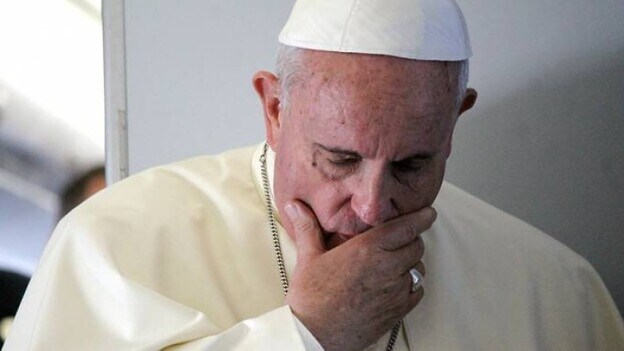 El papa aleja del Vaticano a dos cardenales en posiciones clave