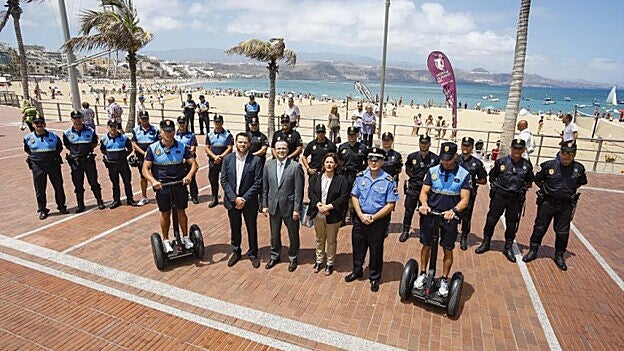 Imagen de parte del refuerzo policial que tendrá Las Canteras este verano. /  C7