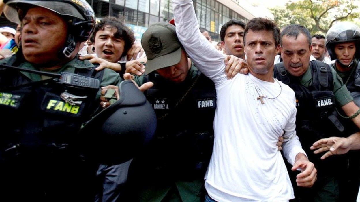 Leopoldo López sale de la cárcel