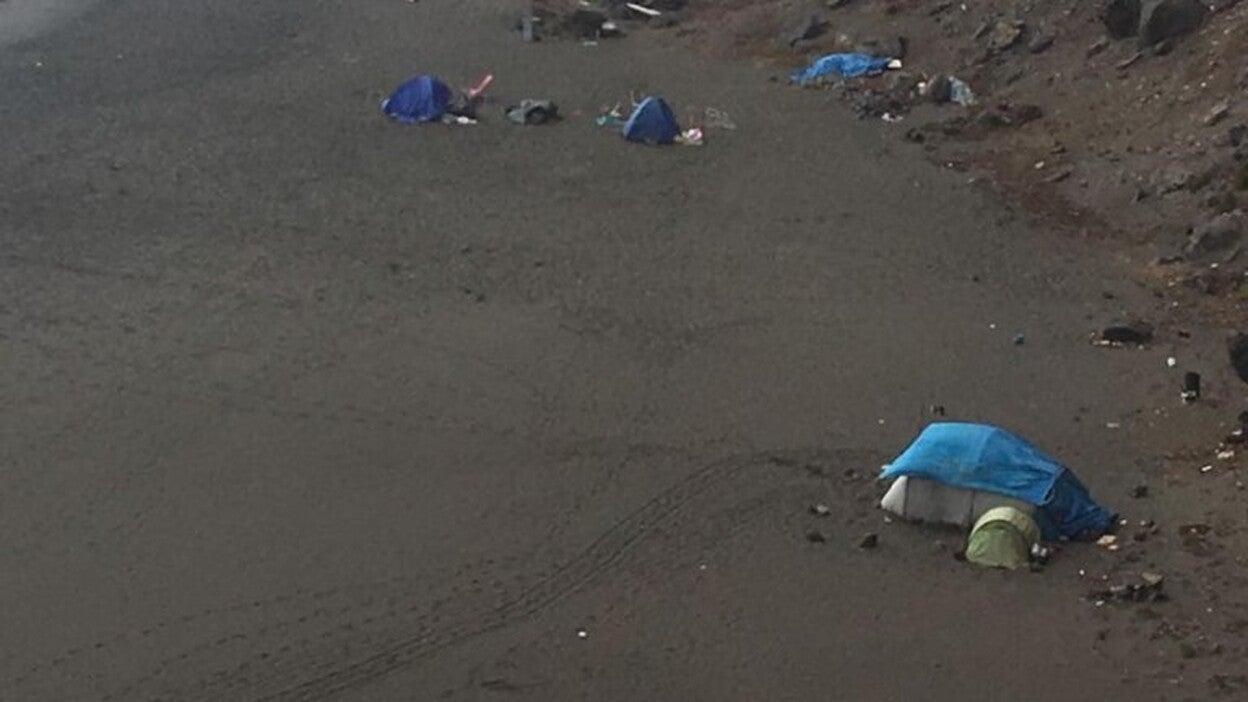 Acampadas sin control en una cala aislada de La Garita