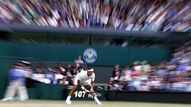 Federer se prepara para devolver la bola al checo Berdych. /  EFE