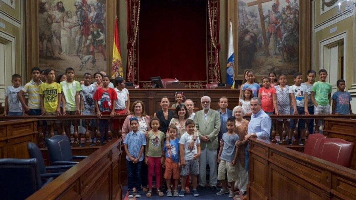 El Parlamento recibe a los niños saharauis