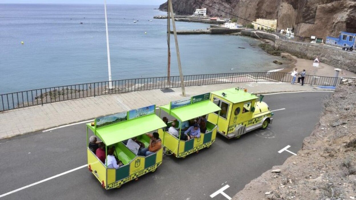 Las visitas van en tren a Sardina