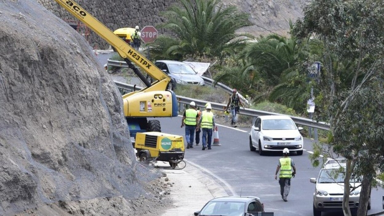 Los constructores canarios piden prioridad en el plan de carreteras