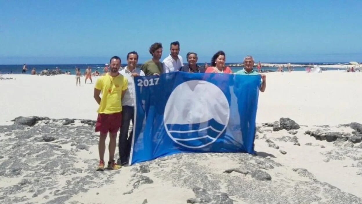Las empresas de El Cotillo colaboran con la bandera azul