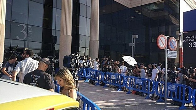 Expectación en la entrada del juzgado. /  EFE
