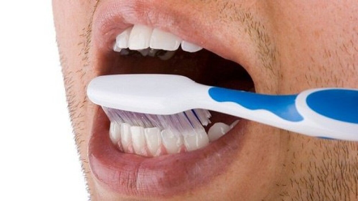 Más del 30% de las personas mayores no se cepillan los dientes