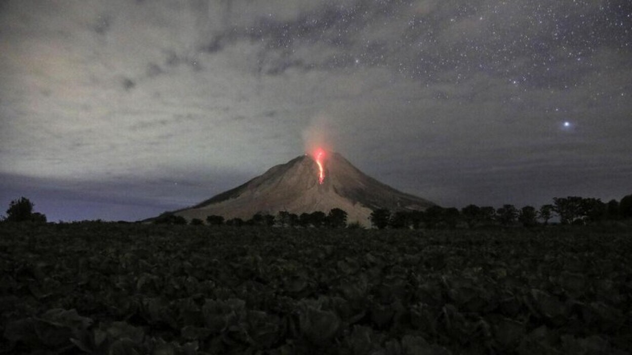 Erupción de humo, ceniza y gas del volcán  Sinabung