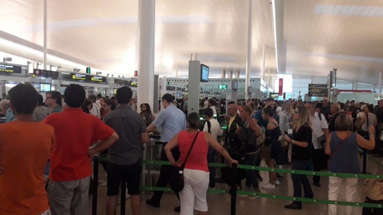 Las colas en el aeropuerto de Barcelona crecen hasta la hora y media
