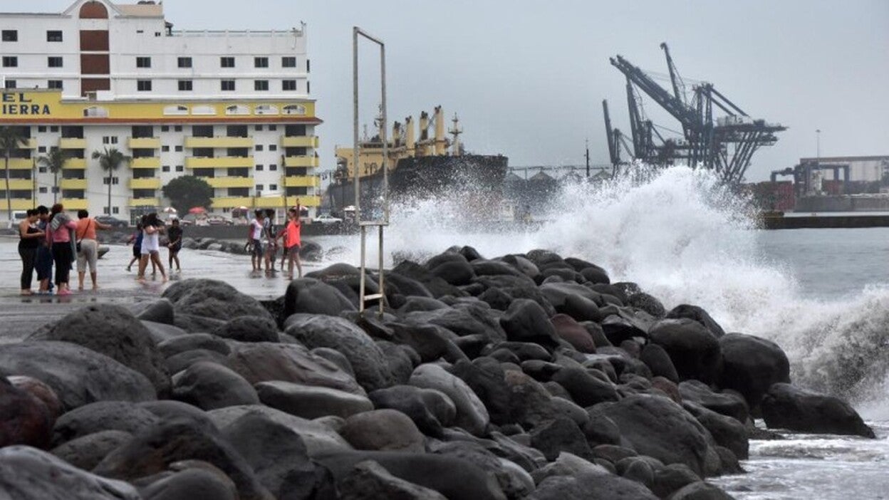 Franklin avanza debilitado tras tocar tierra