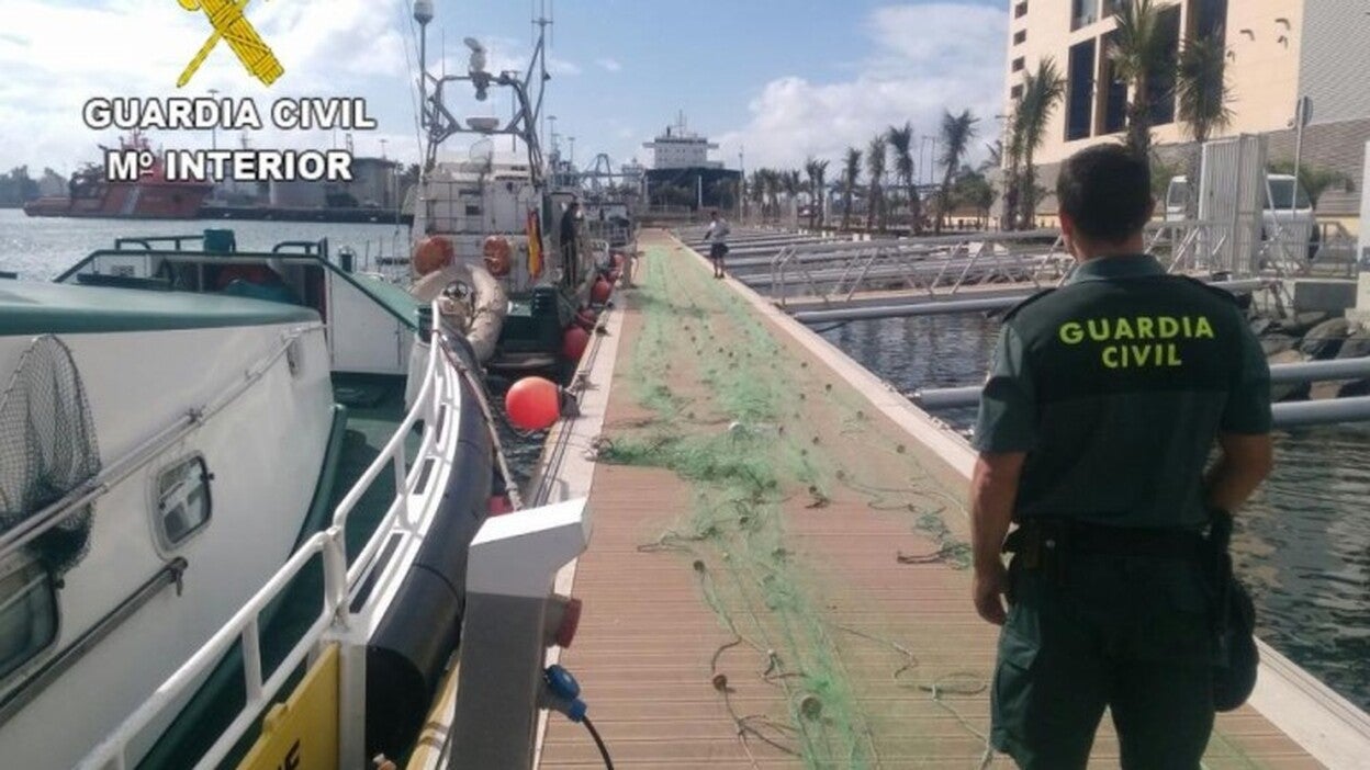Interceptado un barco que pretendía pescar en una zona protegida
