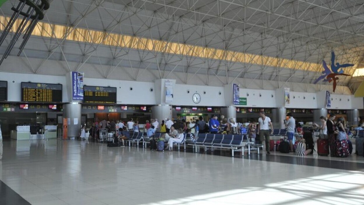 Los aeropuertos canarios reciben un 9,4% más de pasajeros