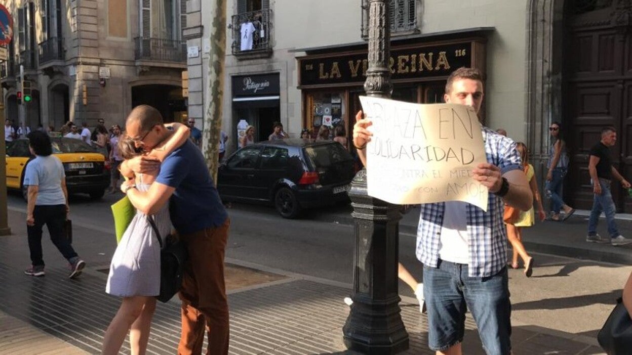 Abrazos solidarios en Barcelona
