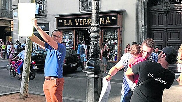La foto fue captada en el momento en el que Paco Artiles y Gio Kutsia abrazaron en una iniciativa espontánea a cientos de personas de La Rambla. /  Fran Fajardo