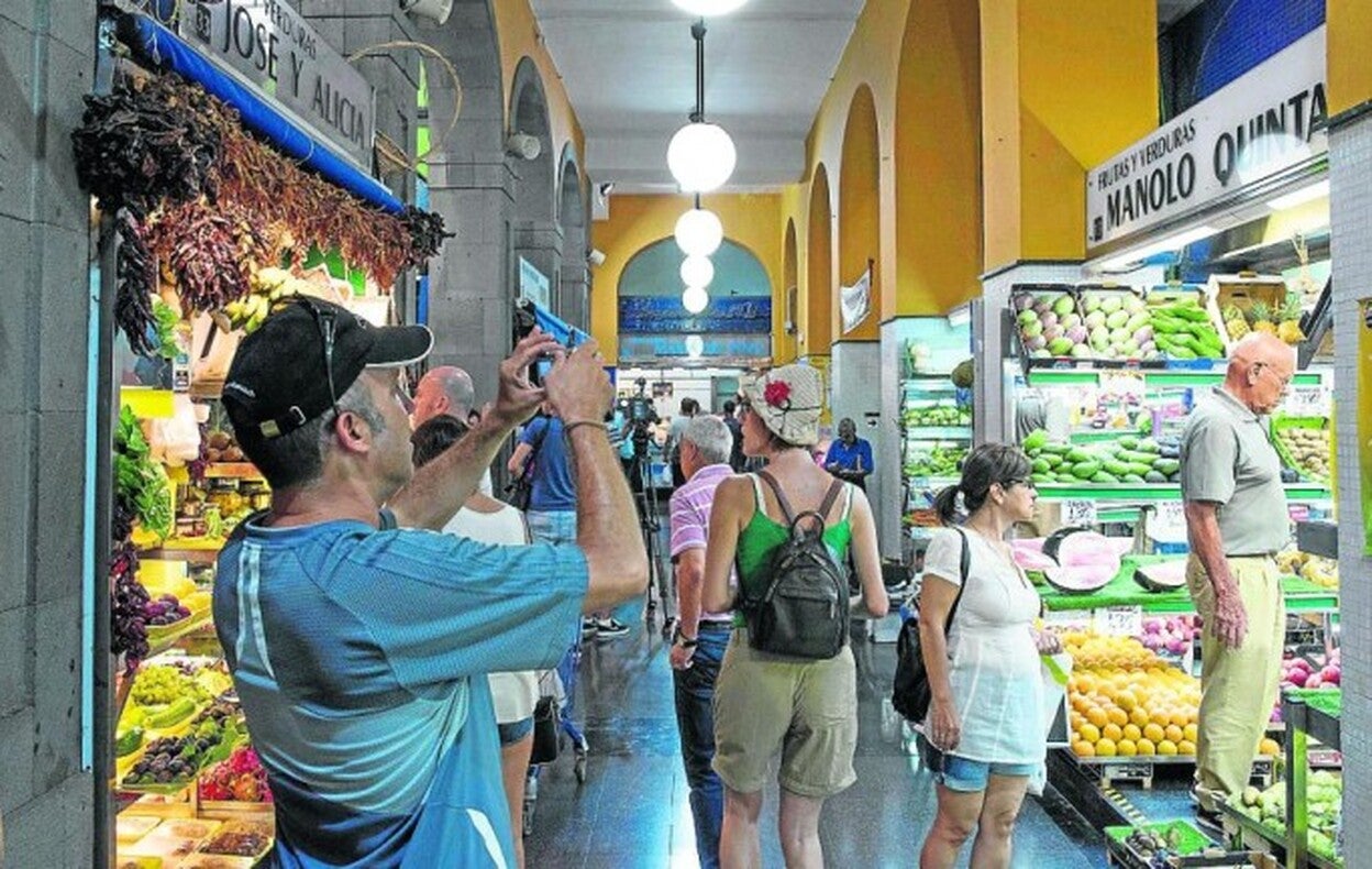 El mercado de Vegueta mejora su seguridad y renueva su estética