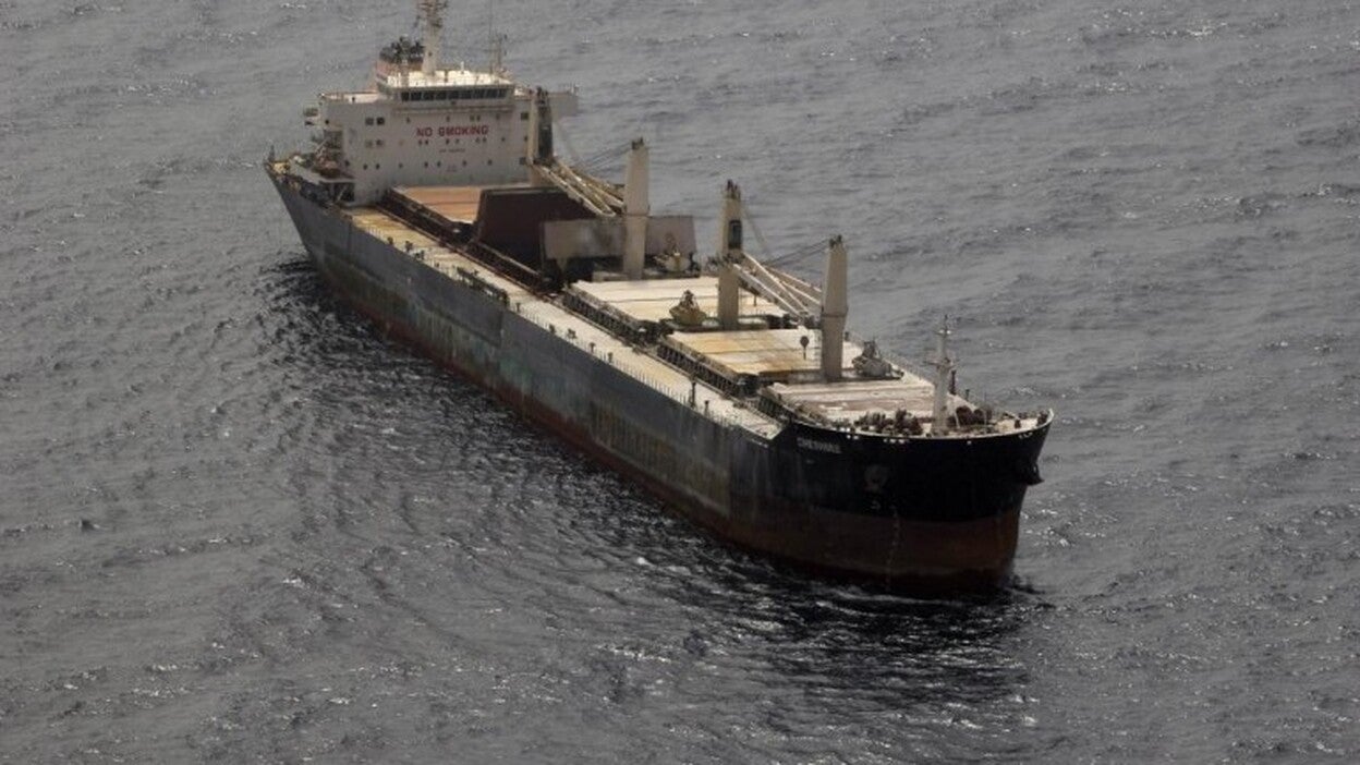 El carguero incendiado, a 20 millas de Gran Canaria