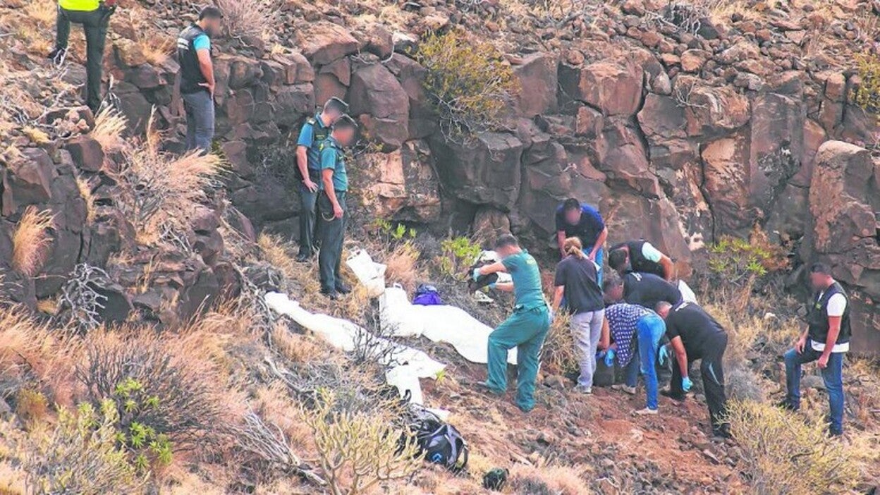 Flores junto a los dos cadáveres