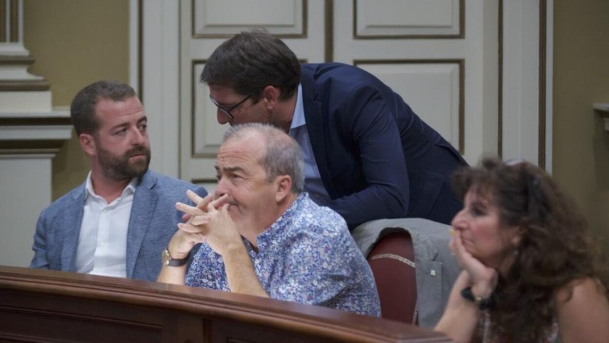 La oposición acumula más razones para echar a Negrín