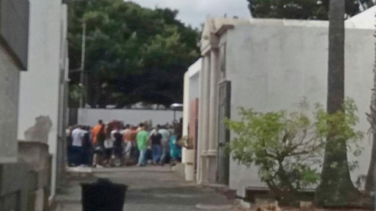 Familiares y amigos dan el último adiós a Lionel