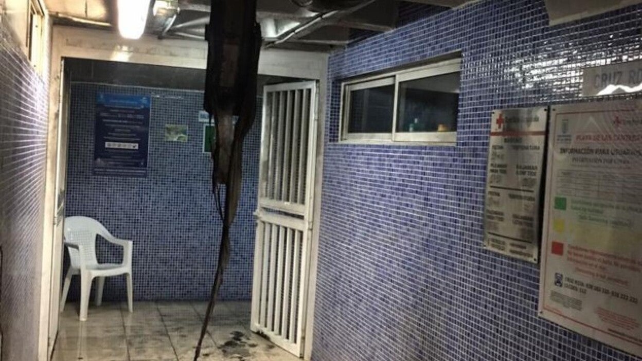 El balneario de Las Canteras cerrado por un incendio vandálico