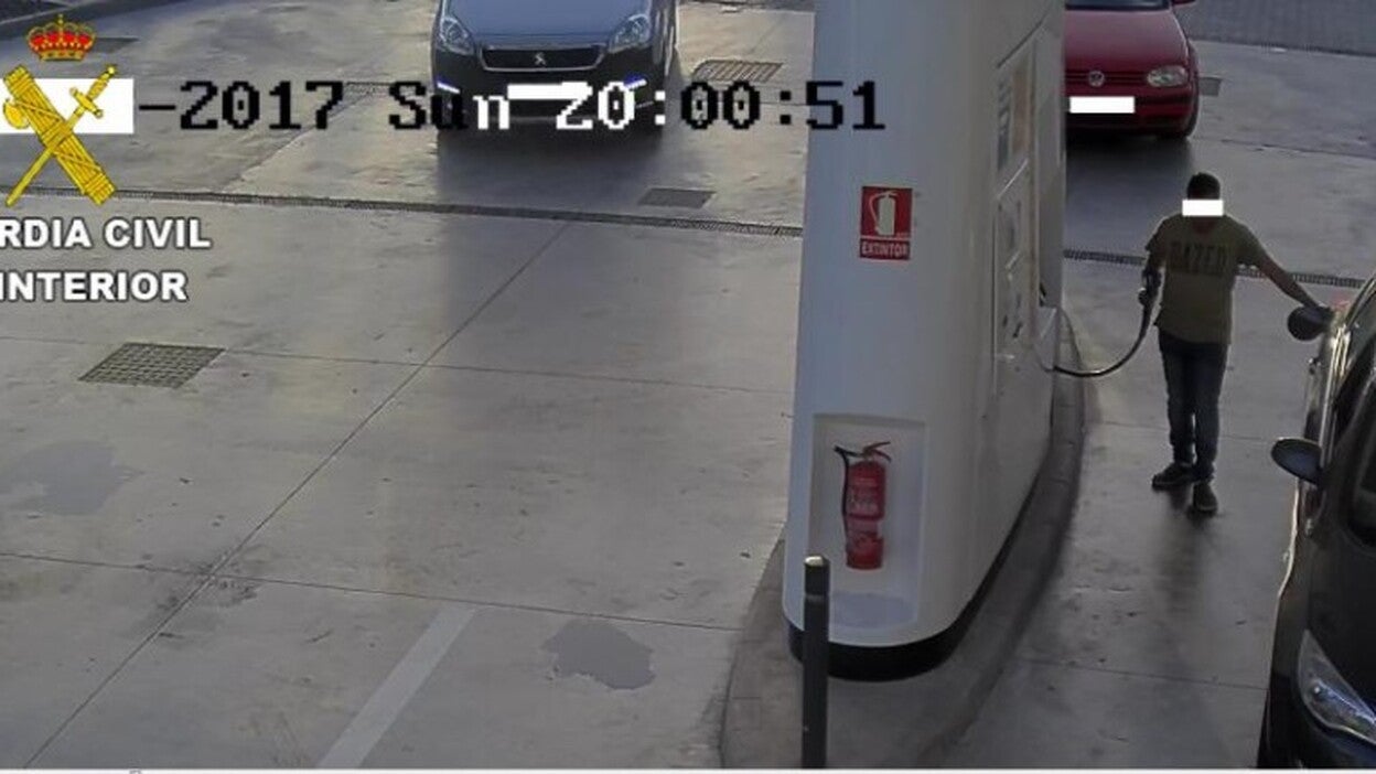 Conduce sin carnet, con placa falsa y roba gasolina