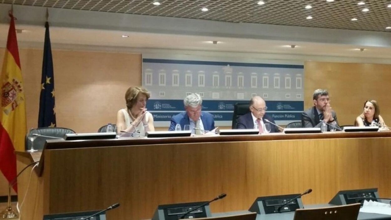 Hacienda y sindicatos negociarán la subida salarial de 2018