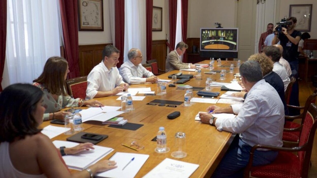 Portavoces y mesa cobran dietas en plenas vacaciones