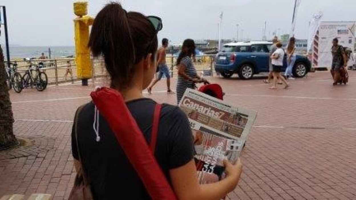 CANARIAS7 entrega bolsas y sombrillas a sus lectores