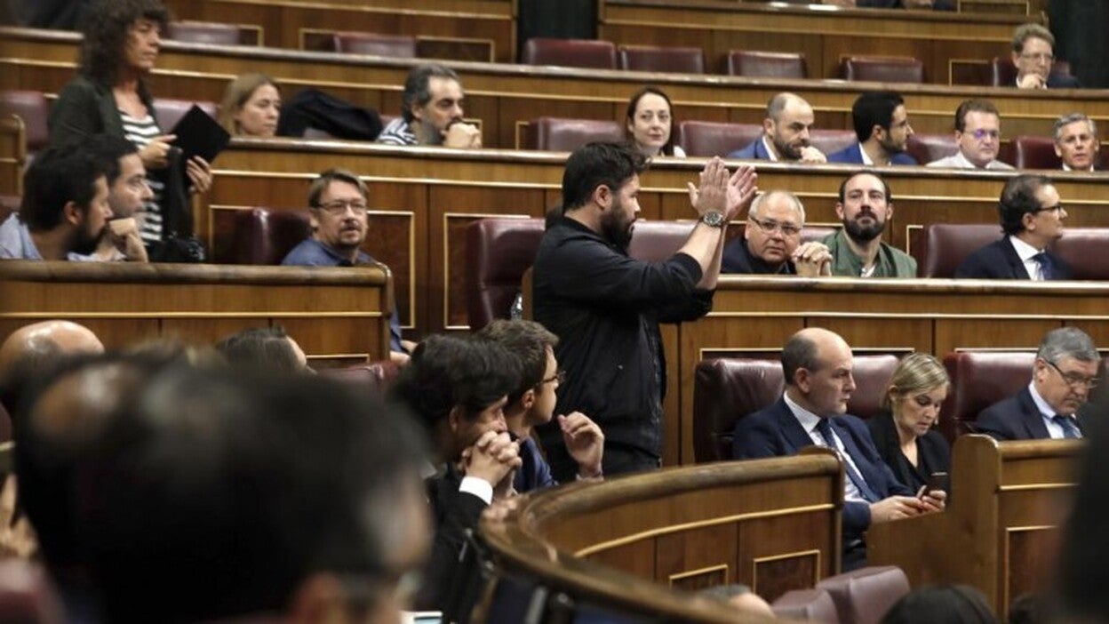 Los diputados de ERC abandonan el Pleno del Congreso en protesta