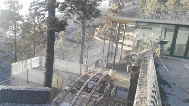 Exterior del Parador de la Cruz de Tejeda, tras el paso del fuego.