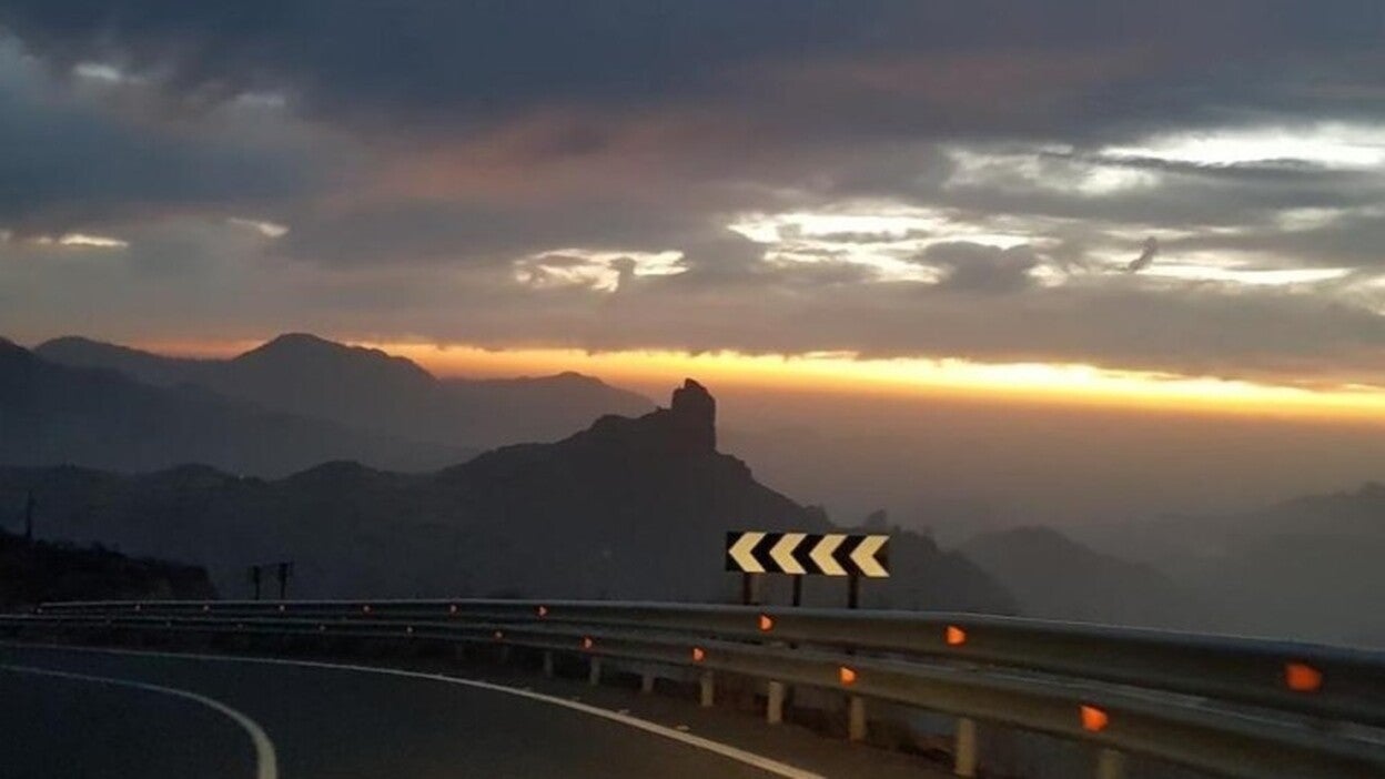 La extinción del incendio de la cumbre continúa tras haberse controlado