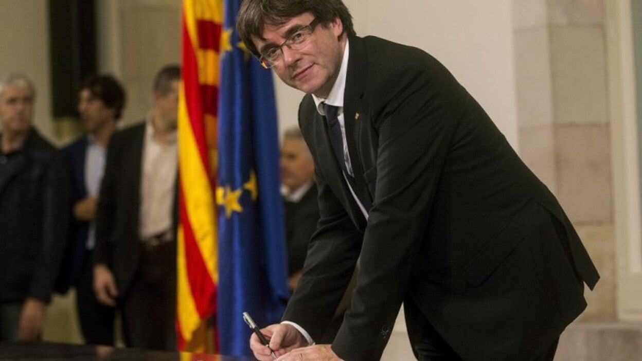 Puigdemont firma la independencia de Cataluña en diferido