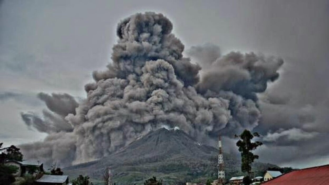 El volcán Sinabung expulsa ceniza y lava en Sumatra