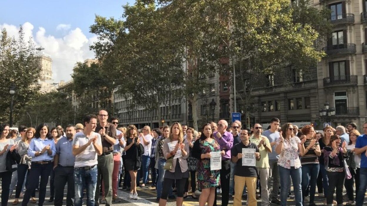 400 personas cortan la Gran Via de Barcelona