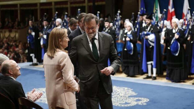 Mariano Rajoy, con Ana Pastor en Oviedo este viernes. / Efe