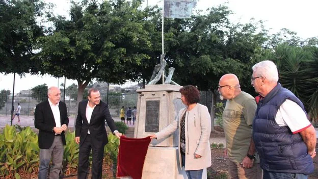 Colocación de una escultura en homenaje a los represaliados del Franquismo en San Lorenzo. /  Francisco Socorro