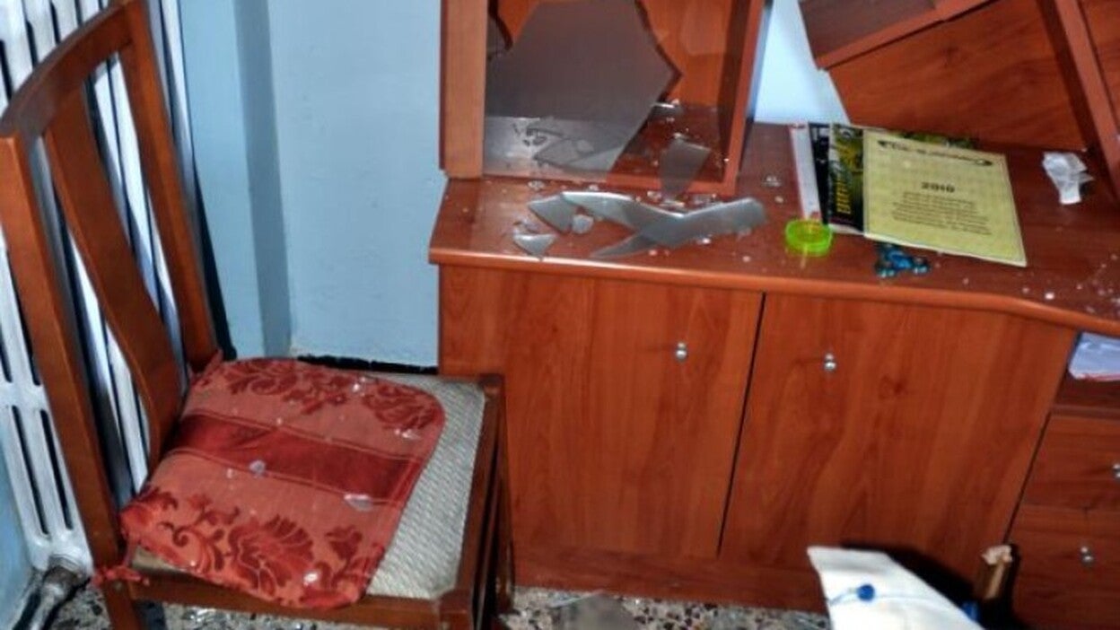 Tiran muebles desde un séptimo piso