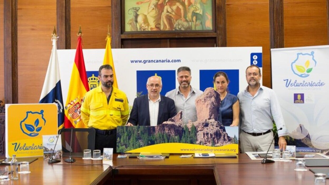 El Cabildo crea un voluntariado  para repoblar la zona quemada