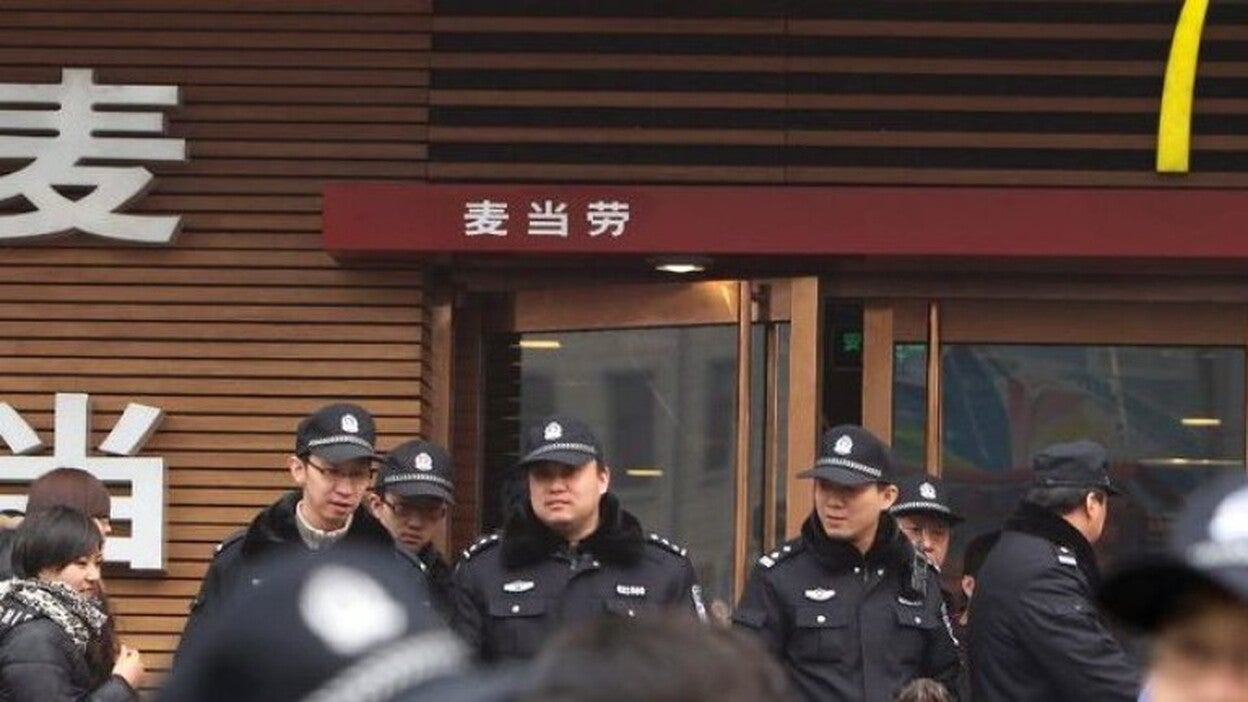 Irrumpen en banquete de boda y detiene a 140 mafiosos