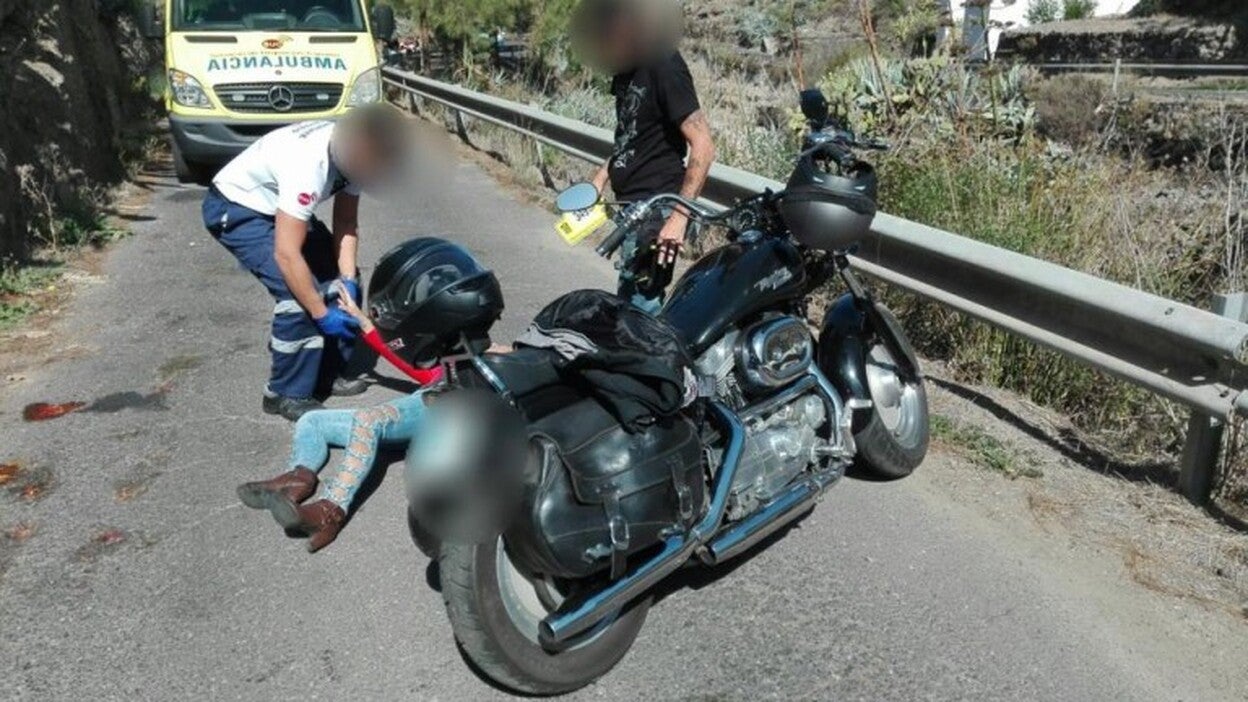 Se fractura una pierna al caer de su motocicleta