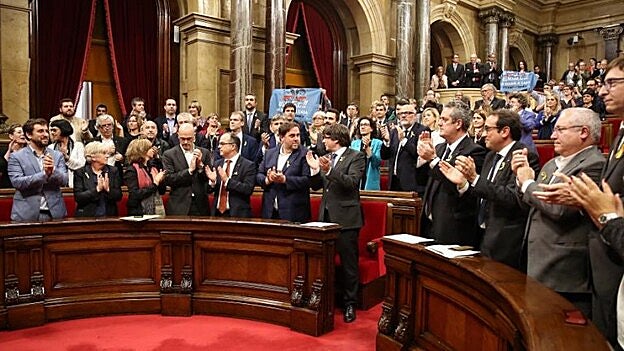 En primera fila, el Gobierno catalán acusado de rebelión. / Efe