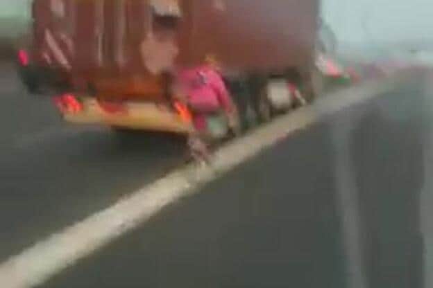 La imprudencia de un ciclista agarrado a un camión