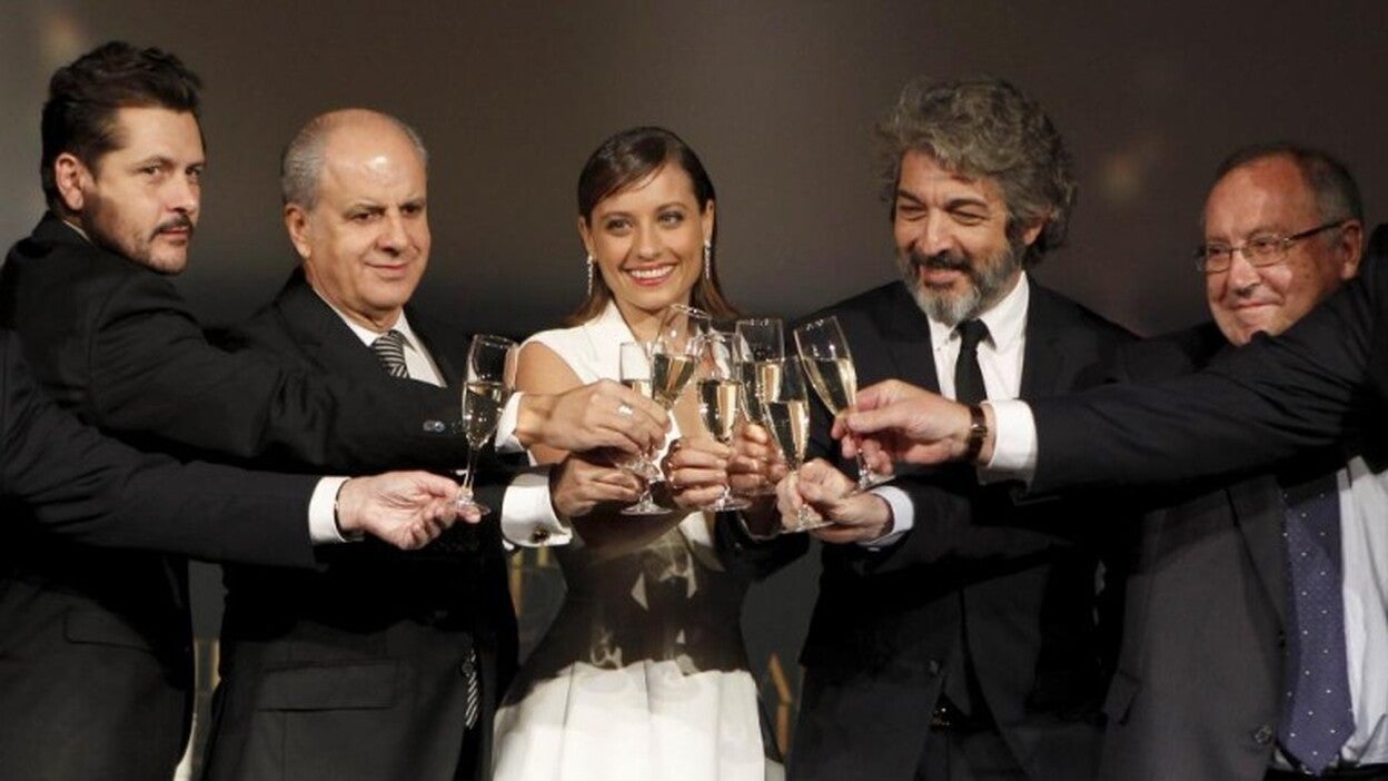 Michelle Jenner y Ricardo Darín brindan con Freixenet