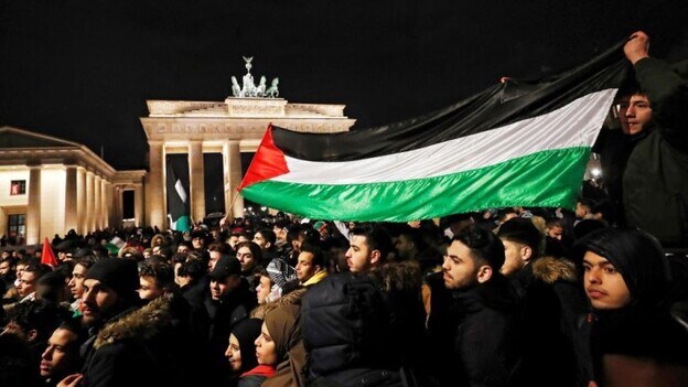 Manifestación en Berlín este viernes contra la decisión de Trump. / Efe
