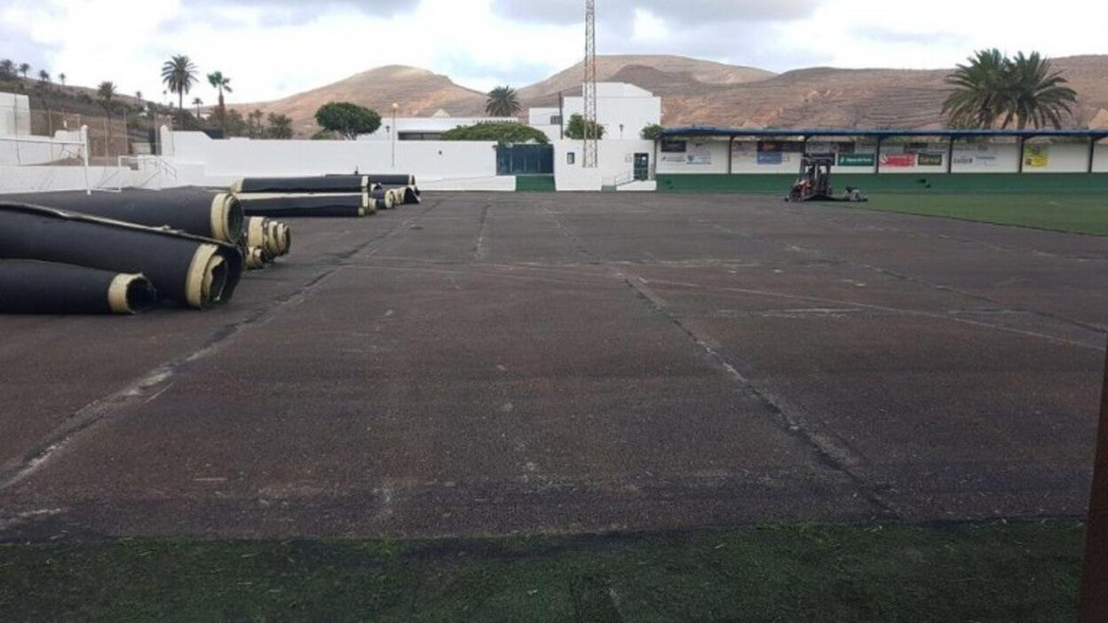 Cambio de césped sintético en el campo de fútbol de Haría