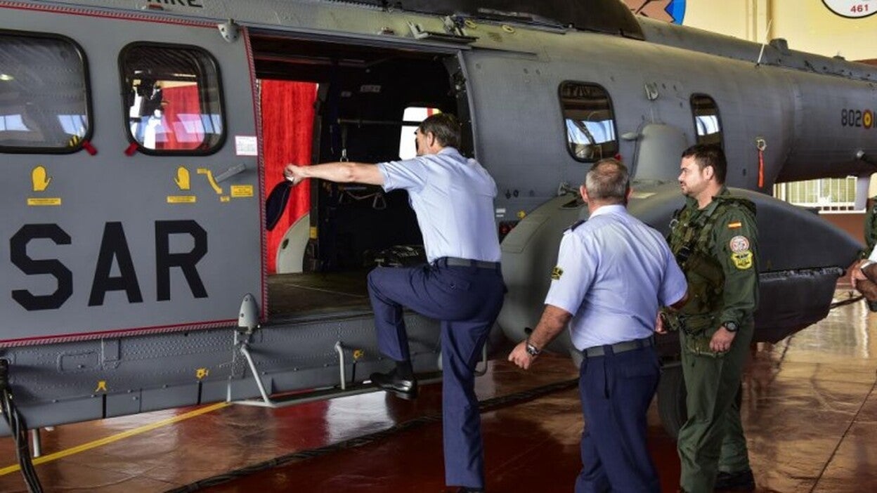 El rey conoce los nuevos Super Puma del SAR