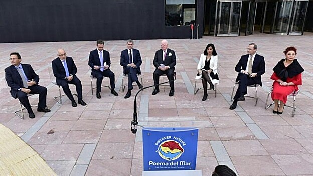 Las autoridades y propietarios durante la ceremonia. /  Arcadio Suárez