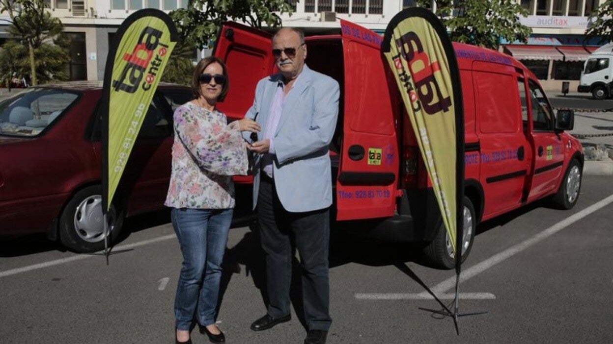 Un empresario local cede una furgoneta al Banco de Alimentos